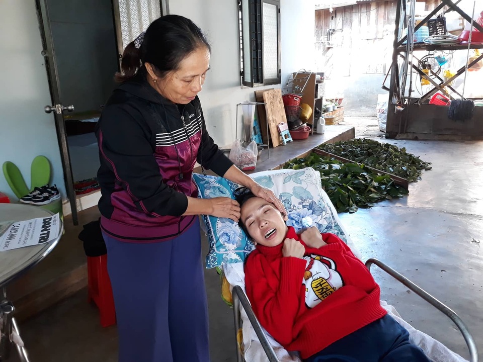 Bạn đọc tiếp tục giúp đỡ cô giáo bị teo não hơn 24 triệu đồng - 2
