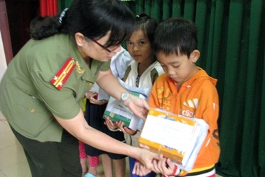 Hơn 1.500 cuốn vở đến với học sinh nghèo huyện Cờ Đỏ