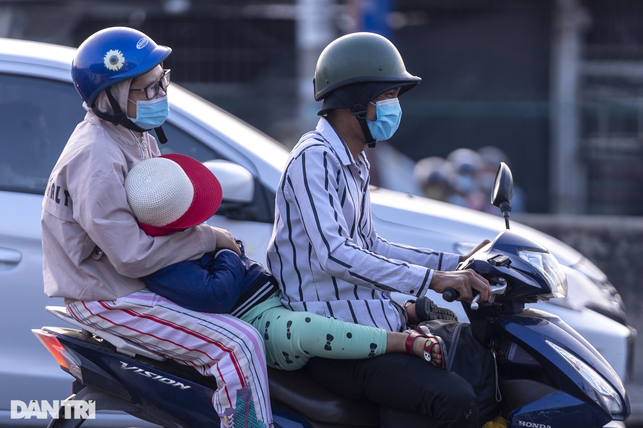 Người dân trở lại Sài Gòn sớm, giao thông cửa ngõ ùn tắc, hỗn loạn - 18 Người dân trở lại Sài Gòn sớm, giao thông cửa ngõ ùn tắc, hỗn loạn - 18