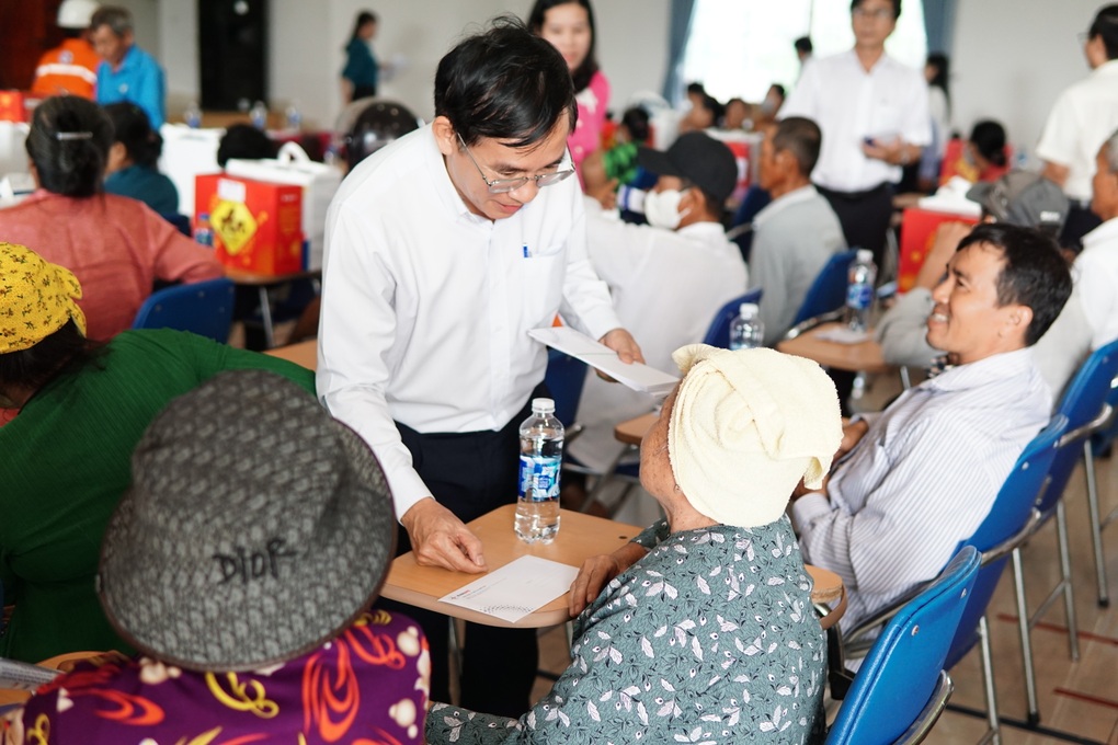 Tổng công ty Điện lực miền Nam tặng quà Tết tại Tây Nam Bộ - 2 Tổng công ty Điện lực miền Nam tặng quà Tết tại Tây Nam Bộ - 2