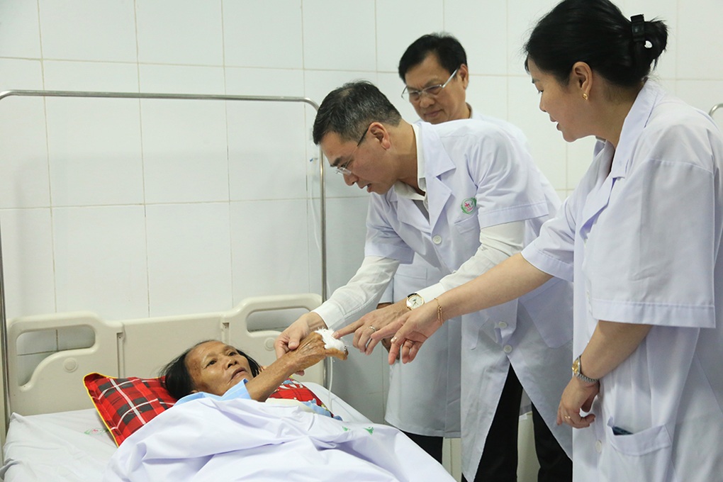 Bà hoảng loạn giằng co cố cứu cháu sơ sinh trong tay kẻ cầm dao đâm loạn xạ - 3 Bà hoảng loạn giằng co cố cứu cháu sơ sinh trong tay kẻ cầm dao đâm loạn xạ - 3