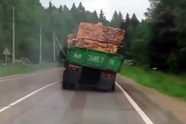 Vì sao người ta gọi xe tải là "hung thần" đường phố?