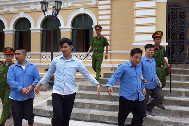 Nhóm tài xế dùng súng cướp hàng tỉ đồng lãnh án