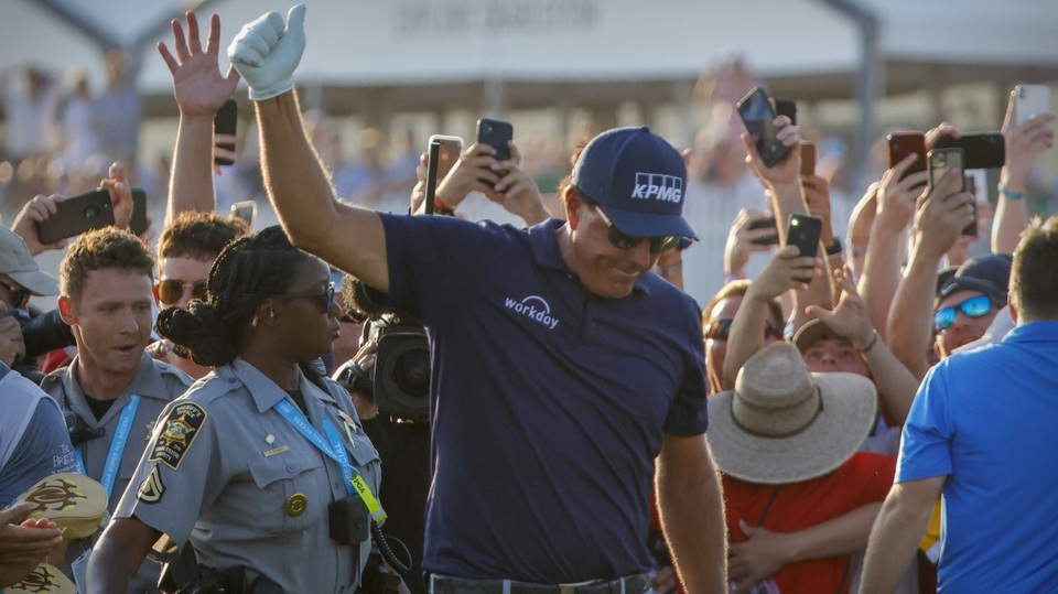 Ẵm giải 7 tỷ đồng nhờ đặt niềm tin vào lão đại Phil Mickelson - 1 Ẵm giải 7 tỷ đồng nhờ đặt niềm tin vào lão đại Phil Mickelson - 1