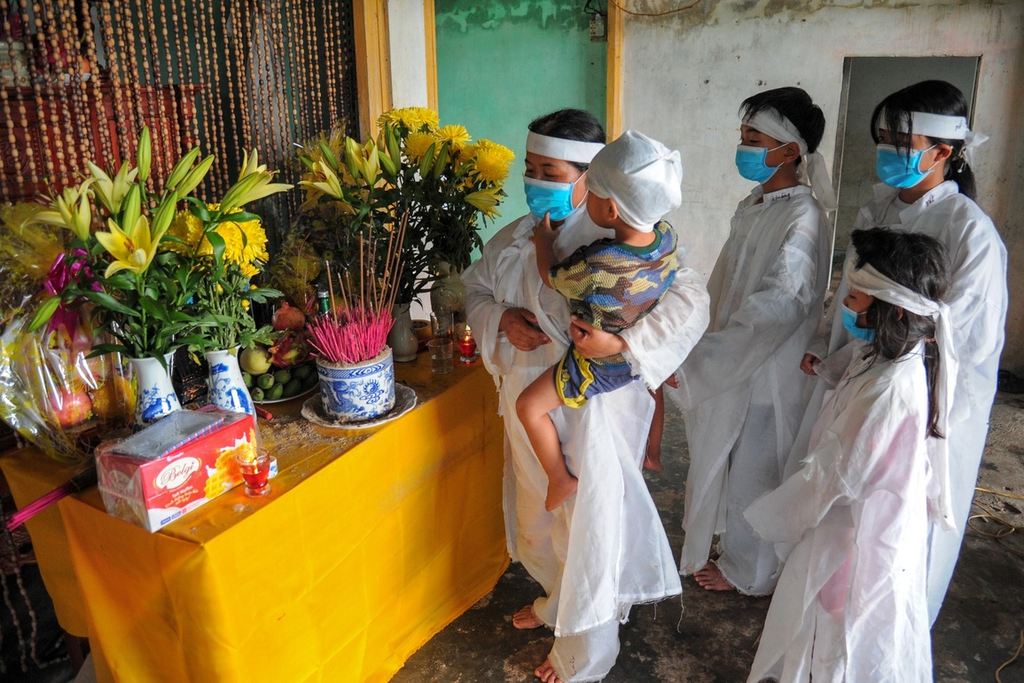 Ba mất rồi, nhà mình có được ăn Tết không hả mẹ! - 1 Ba mất rồi, nhà mình có được ăn Tết không hả mẹ! - 1