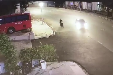 Rẽ không quan sát, ô tô gây tai nạn cho người đi xe máy