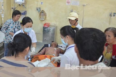 Công nhân điện lực “bốc cháy” trên cột điện 