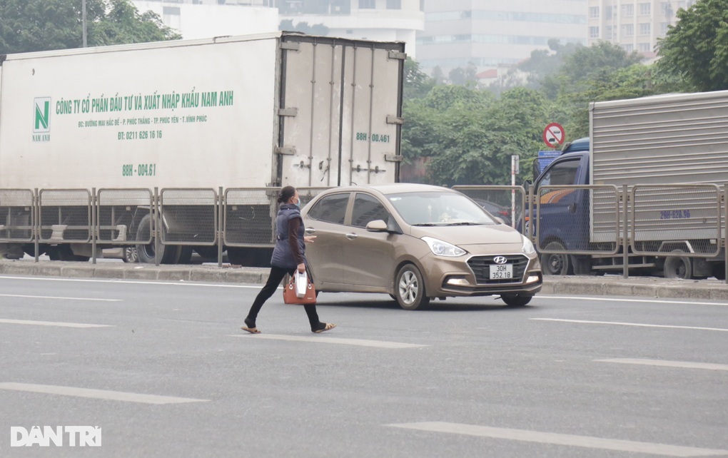 Phố nhà tôi không có vạch kẻ cho người đi bộ, sang đường thế nào? - 2 Phố nhà tôi không có vạch kẻ cho người đi bộ, sang đường thế nào? - 2