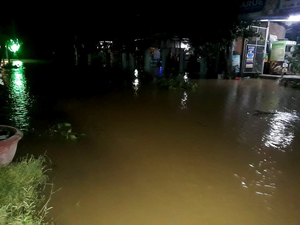 Sau bão dữ, người dân lại lo chạy lũ vì nước sông Vu Gia dâng rất nhanh - 3 Sau bão dữ, người dân lại lo chạy lũ vì nước sông Vu Gia dâng rất nhanh - 3