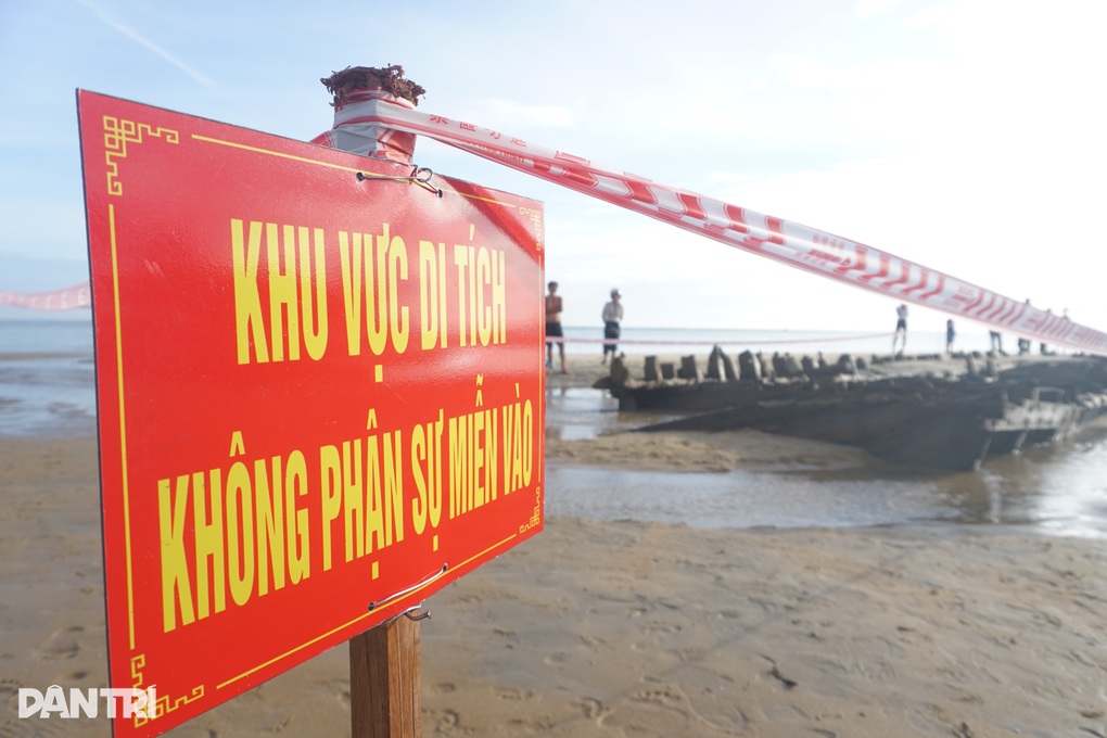 Tàu gỗ cổ bất ngờ phát lộ trở lại ở biển Hội An: Phong tỏa hiện trường - 2