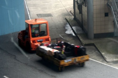 Kim loại rơi vãi ở khu bay Nội Bài: Mỗi xe Dolly "gánh" nửa tạ phế liệu