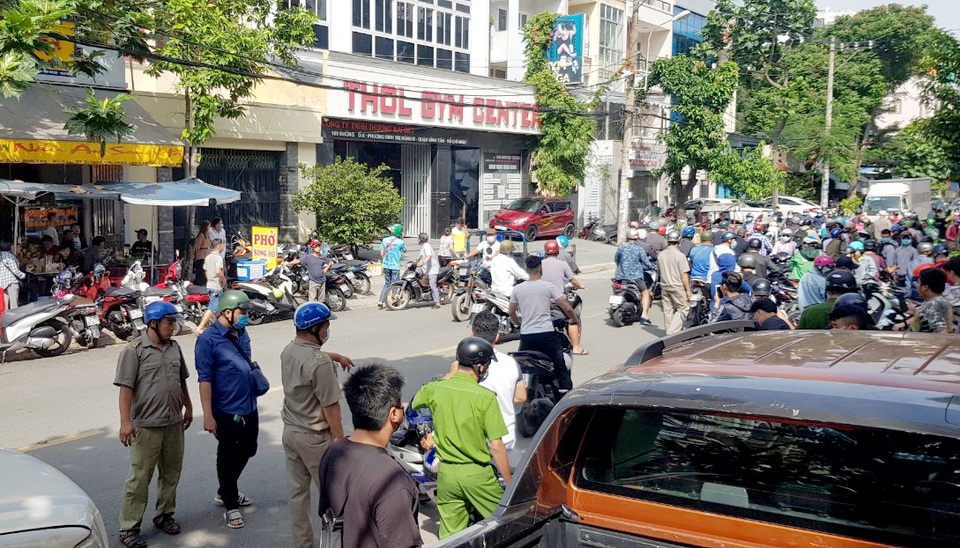 Hàng trăm người vây kín phòng gym của gymer xúc phạm vợ Chí Tài - 3 Hàng trăm người vây kín phòng gym của gymer xúc phạm vợ Chí Tài - 3
