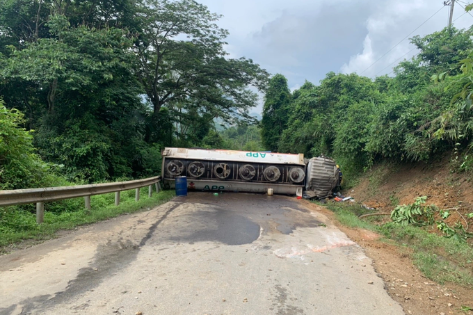 Xe bồn chở xăng, dầu lật chắn ngang đường quốc lộ - 1