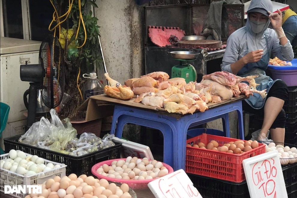 Hà Nội nới lỏng giãn cách, chợ dân sinh nhộn nhịp, tiểu thương phấn khởi - 3 Hà Nội nới lỏng giãn cách, chợ dân sinh nhộn nhịp, tiểu thương phấn khởi - 3