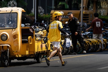 Nhiều ứng dụng giao hàng bãi bỏ chính sách phạt tiền tài xế chậm đơn