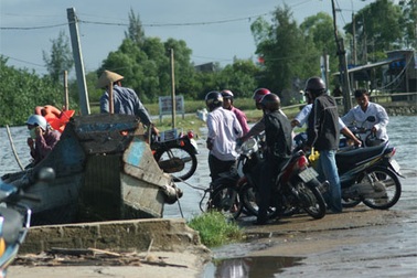 Đình chỉ 18 bến đò ngang không phép