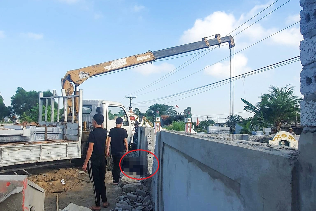 Thi công lăng mộ dưới đường điện, người lái máy cẩu tử vong - 1 Thi công lăng mộ dưới đường điện, người lái máy cẩu tử vong - 1