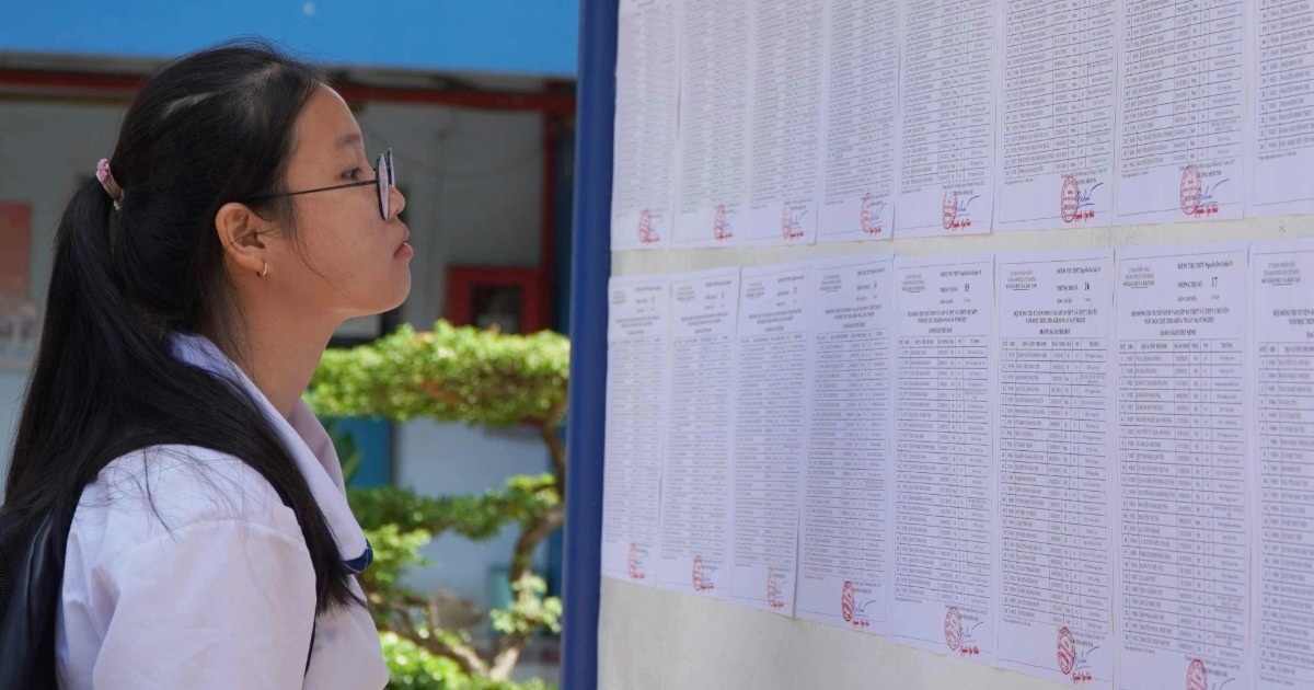 Học sinh làm “cú đêm" tra cứu điểm thi lớp 10 TPHCM năm 2025