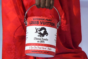 Chiếc túi mô phỏng thùng sơn cũ được bán với giá 65 triệu đồng