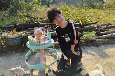 Streamer chinh phục Liên Minh Huyền Thoại với hai bàn tay ngược