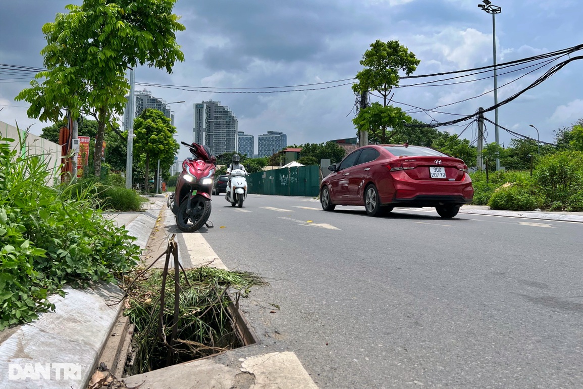 Hàng loạt nắp cống ở Hà Nội mất tích, dân cắm củi cảnh báo nguy hiểm - 4 Hàng loạt nắp cống ở Hà Nội mất tích, dân cắm củi cảnh báo nguy hiểm - 4