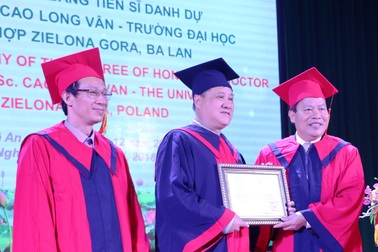 Lần đầu tiên Trường ĐH Vinh trao bằng Tiến sĩ danh dự