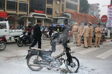 Sẽ khởi tố đối tượng tự đốt xe tại Hà Đông 