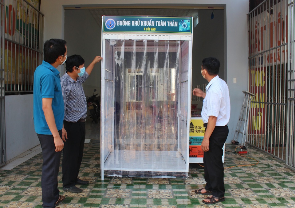 Thầy giáo trường huyện chế buồng khử khuẩn chờ học sinh trở lại trường - 1 Thầy giáo trường huyện chế buồng khử khuẩn chờ học sinh trở lại trường - 1
