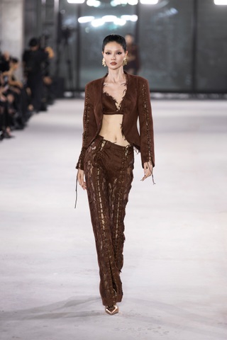 Minh Triệu vấp tà váy, xử lý sự cố chuyên nghiệp trên sàn diễn thời trang - 12