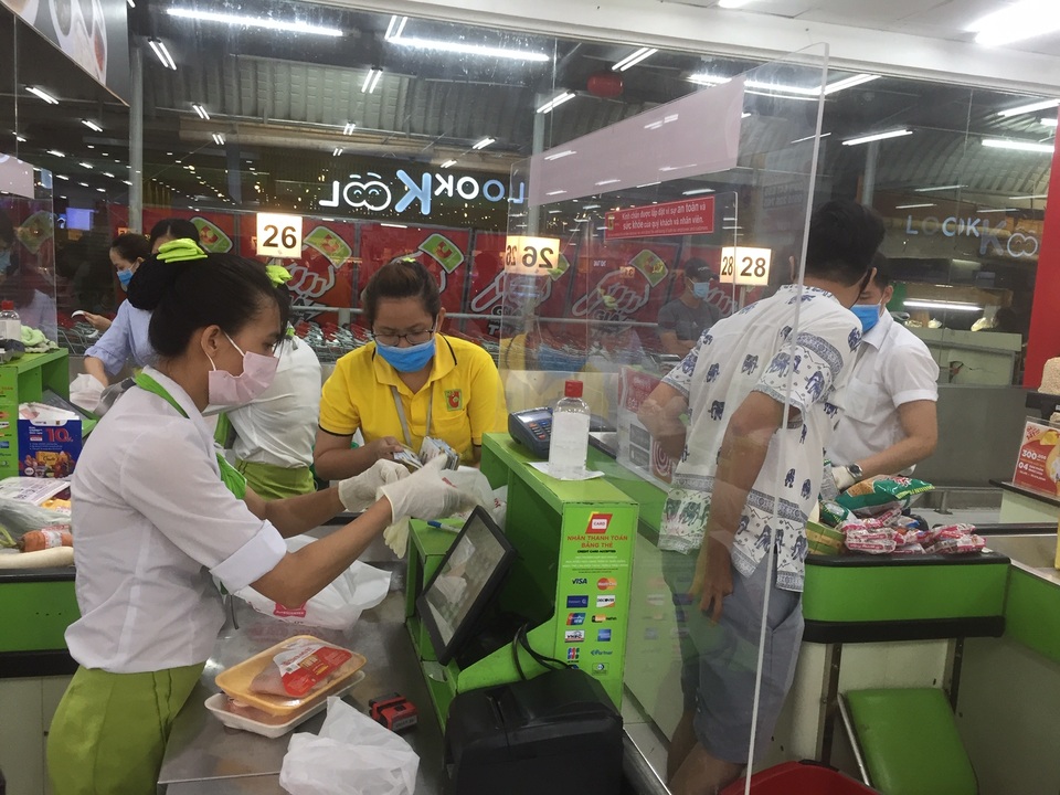 TPHCM: Chợ và siêu thị vắng người, chợ tạm phải “giải tán - 10