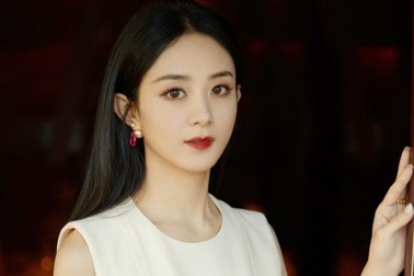 Triệu Lệ Dĩnh xuất hiện rạng ngời giữa "bão" tin đồn ngoại tình