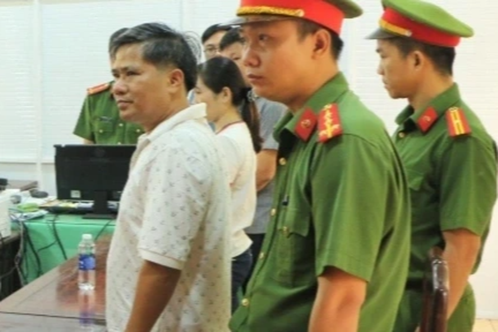 Bắt nguyên Phó trưởng phòng Tài nguyên và Môi trường ở Bình Phước - 1 Bắt nguyên Phó trưởng phòng Tài nguyên và Môi trường ở Bình Phước - 1