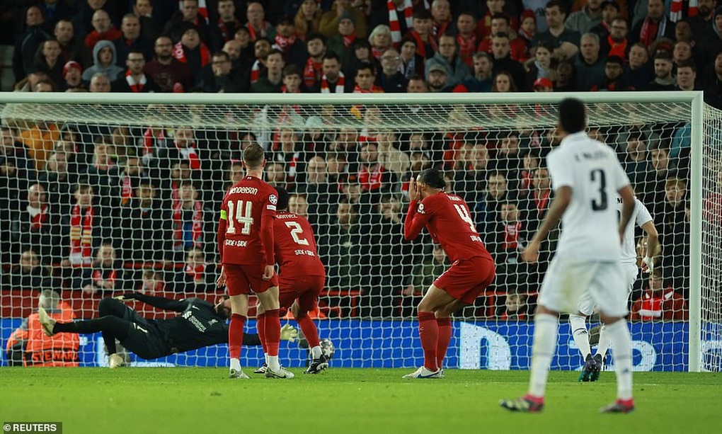 Benzema và Vinicius lập cú đúp, Real Madrid ngược dòng hạ Liverpool - 6 Benzema và Vinicius lập cú đúp, Real Madrid ngược dòng hạ Liverpool - 6