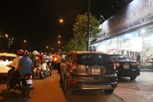 Phạt 25 triệu đồng nhà hàng cho khách để xe trên vỉa hè