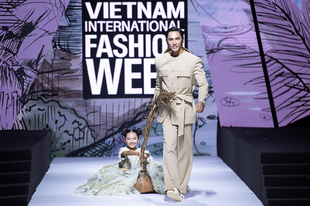 Nam Em mặc váy cưới, rạng rỡ khoác tay chú rể khi trở lại sàn diễn - 5 Nam Em mặc váy cưới, rạng rỡ khoác tay chú rể khi trở lại sàn diễn - 5
