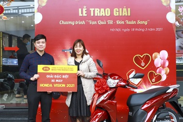 Mua nhẫn "sương sương" khách hàng trúng ngay xe máy Honda Vision