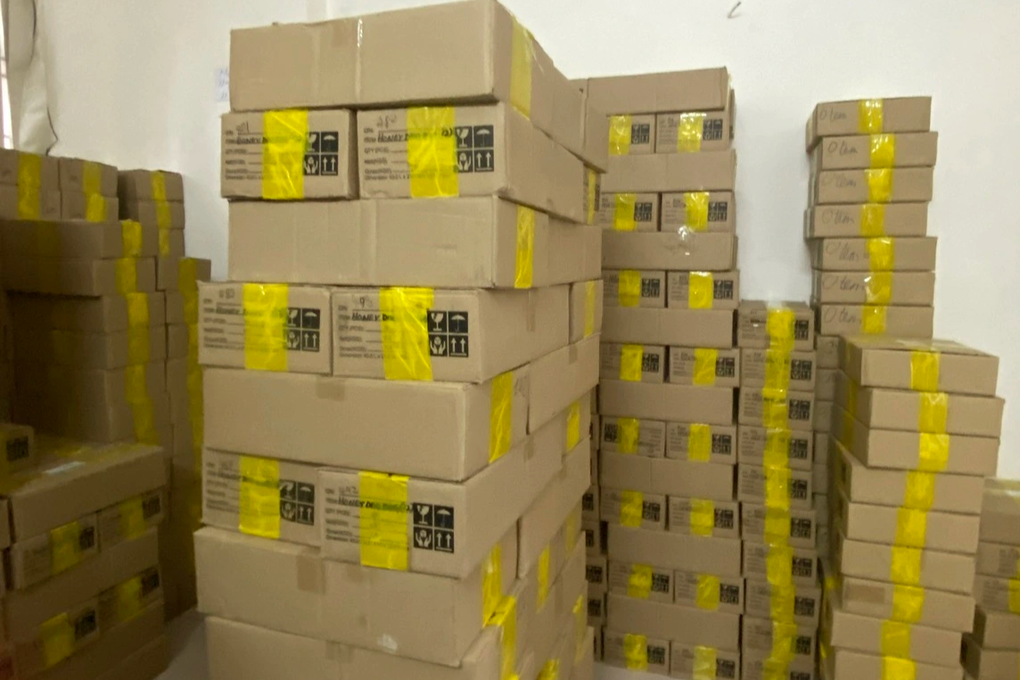 Cảnh sát phát hiện lô hàng không rõ nguồn gốc trị giá 70 tỷ ở TPHCM - 1