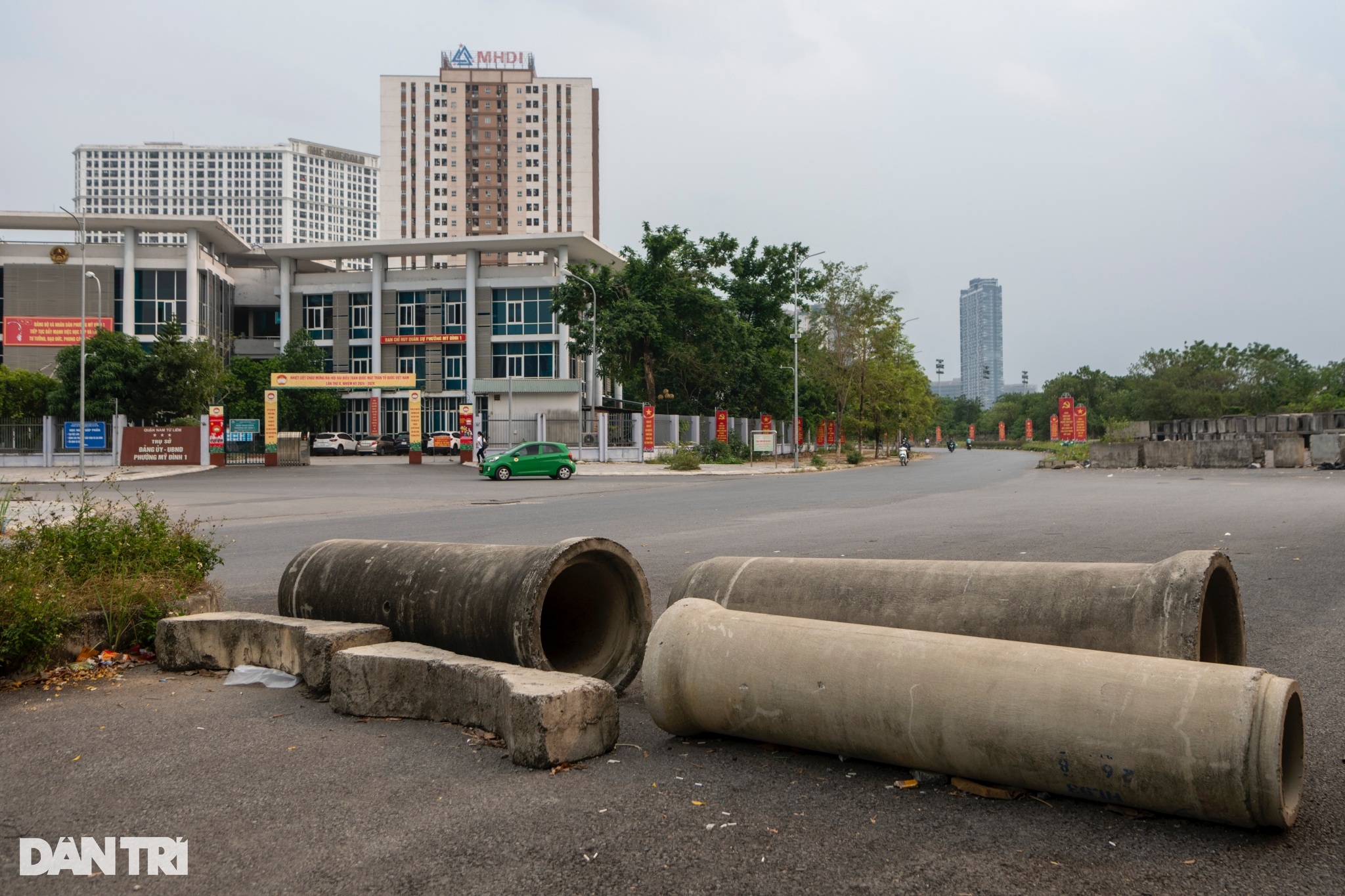 View - Hà Nội: Con phố 235 tỷ đồng ngổn ngang vật liệu và rác sau 4 năm khởi công | Báo Dân trí