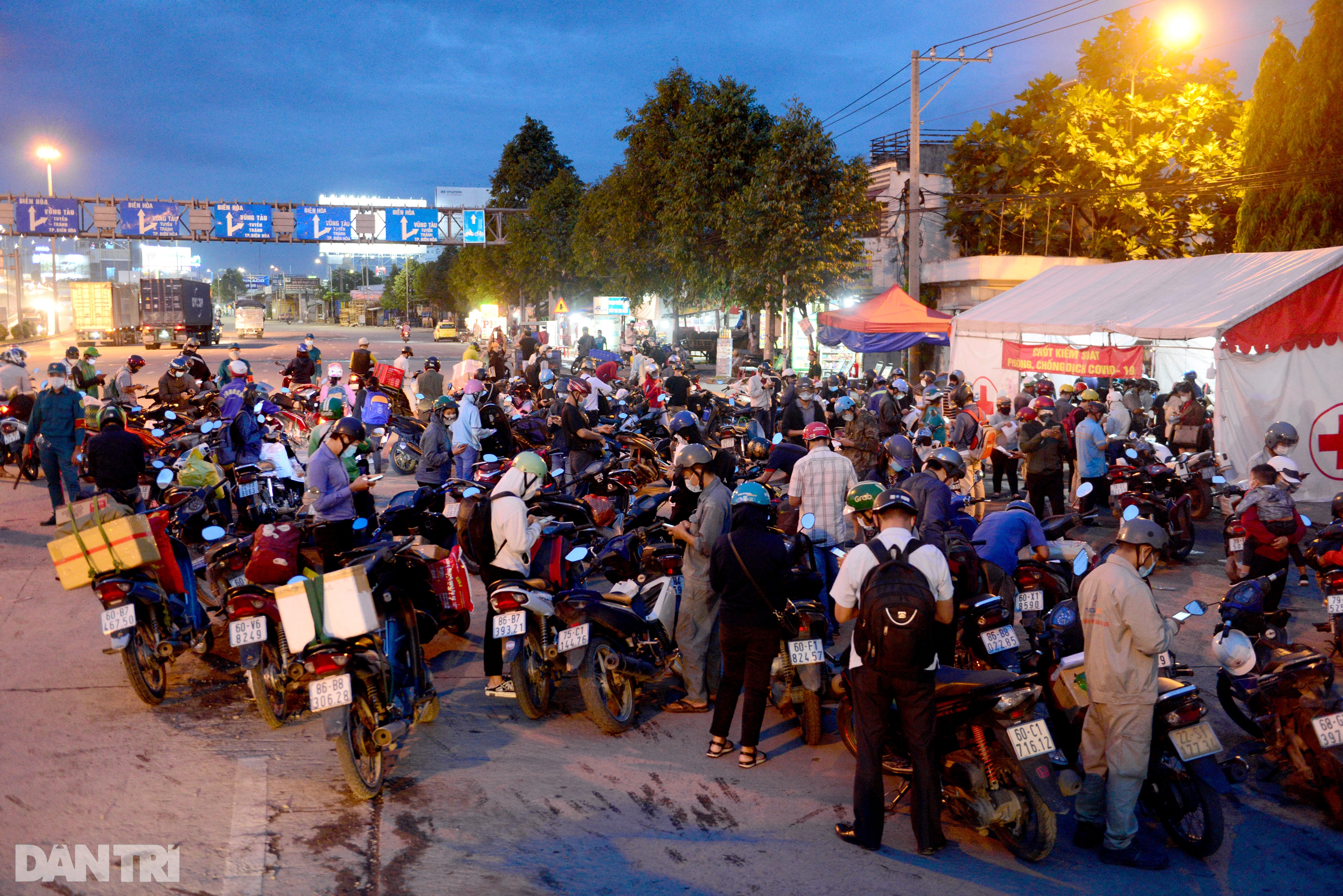 Người dân khăn gói hành lý ùn ùn rời Sài Gòn ngay trước giờ G - 1 Người dân khăn gói hành lý ùn ùn rời Sài Gòn ngay trước giờ G - 1