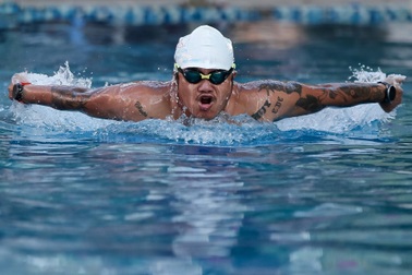 Người đàn ông bơi 100km trong 2 ngày để viết tiếp cuộc đời cho một bệnh nhi