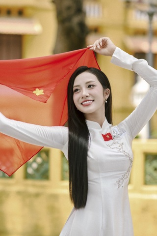 Thiếu úy cảnh vệ sánh vai cùng với top 3 Hoa hậu Việt Nam - 5
