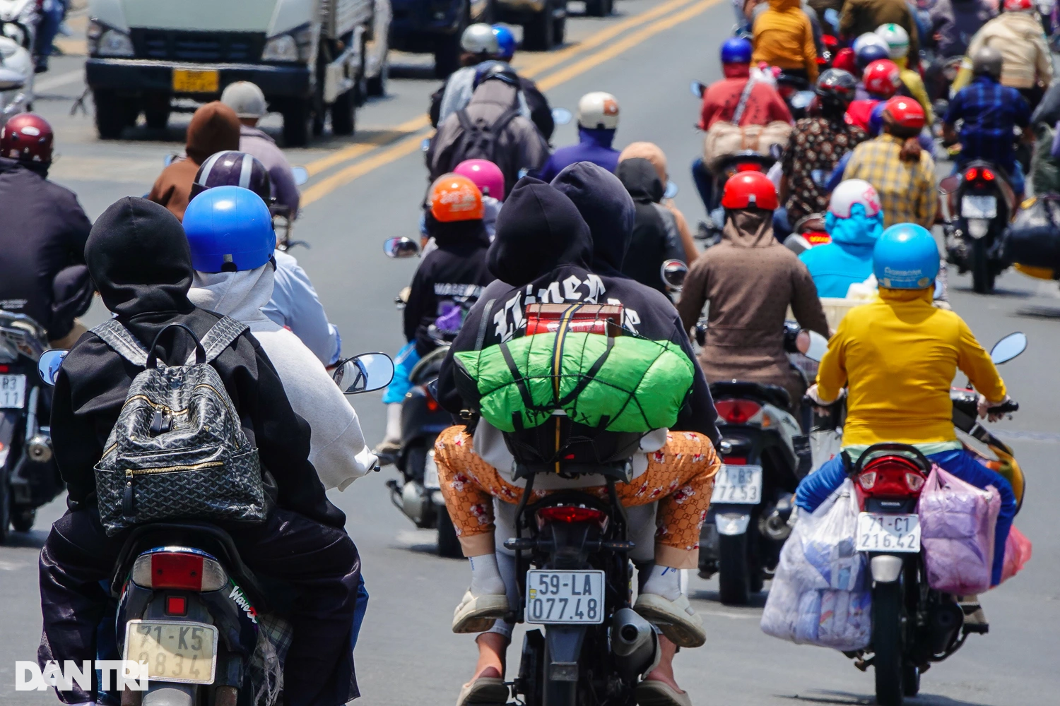 People in the West packed their luggage and returned to Ho Chi Minh City after the ceremony - October