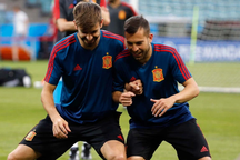 Chia tay Shakira, Gerard Piqué tránh mặt không dự đám cưới đồng đội