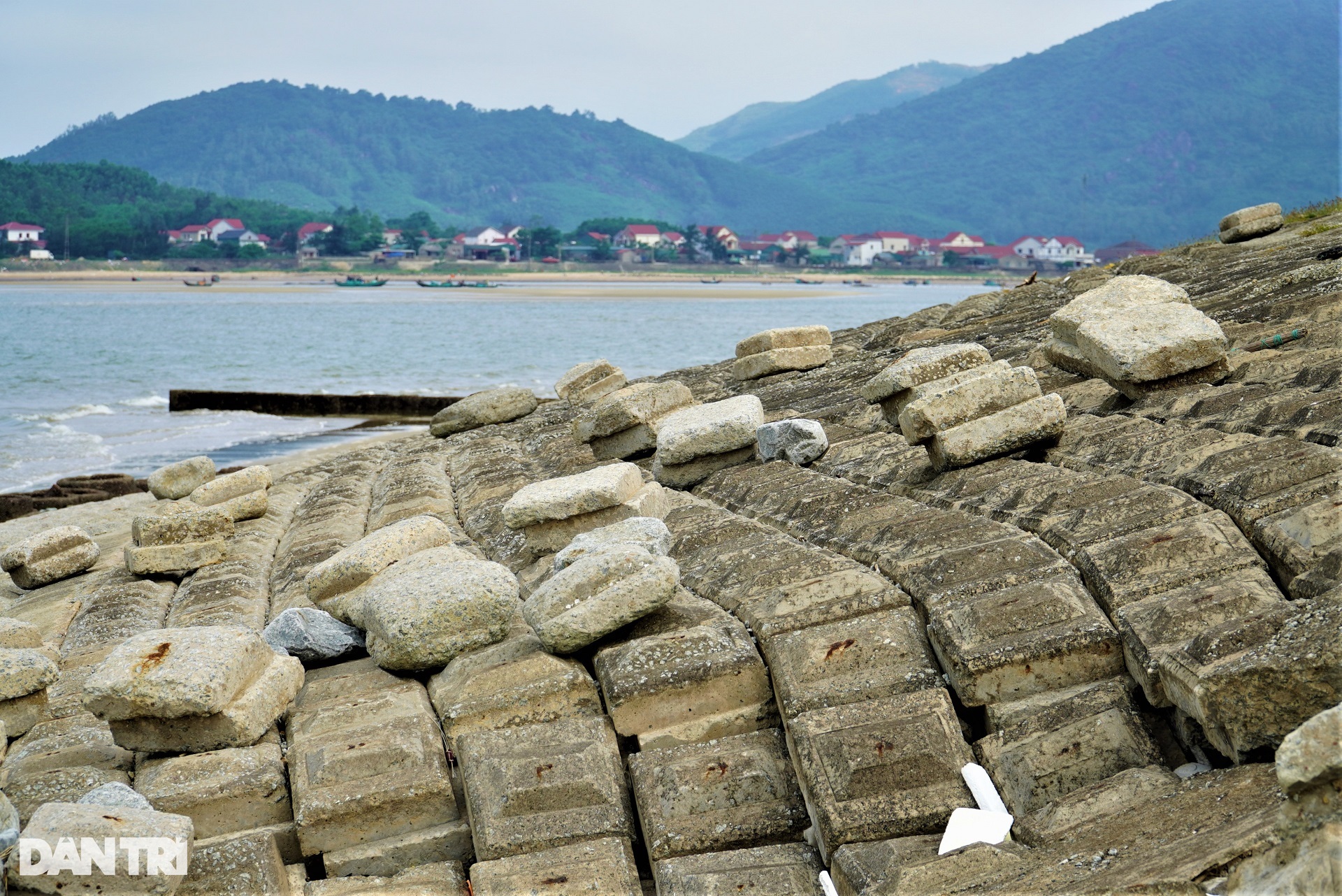 Kè biển bảo vệ hơn 5.000 người vỡ toác - 4 Kè biển bảo vệ hơn 5.000 người vỡ toác - 4