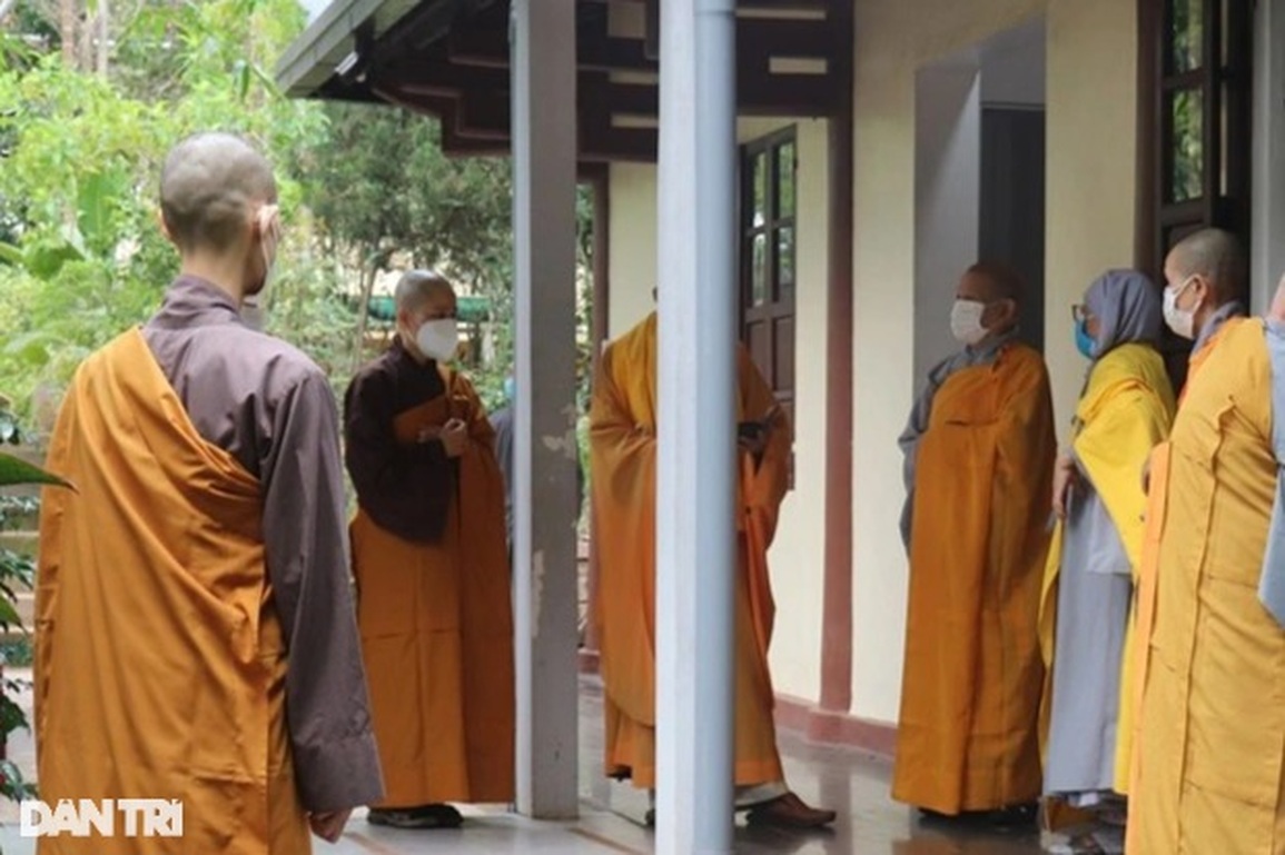 Đệ tử vái lạy bên ngoài căn phòng nơi thiền sư Thích Nhất Hạnh viên tịch - 7 Đệ tử vái lạy bên ngoài căn phòng nơi thiền sư Thích Nhất Hạnh viên tịch - 7