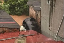 Lũ cuốn trôi ô tô vào miệng cống ở Sơn La