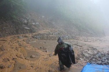 Lại sạt lở gây ách tắc giao thông trên Quốc lộ 8A 