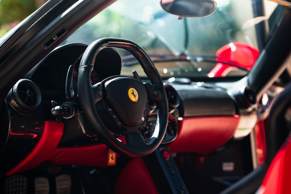 Soi chi tiết siêu xe Ferrari Enzo vừa lập kỷ lục bán đấu giá trực tuyến - 15 Soi chi tiết siêu xe Ferrari Enzo vừa lập kỷ lục bán đấu giá trực tuyến - 15