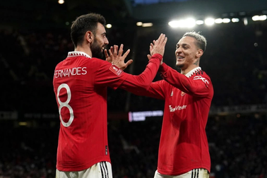 Nhận liền 3 thẻ đỏ, một quả phạt đền, Fulham thua ngược Man Utd