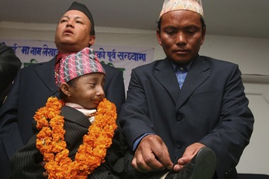 Chàng trai cao 56cm đi châu Âu để "đòi" Guinness